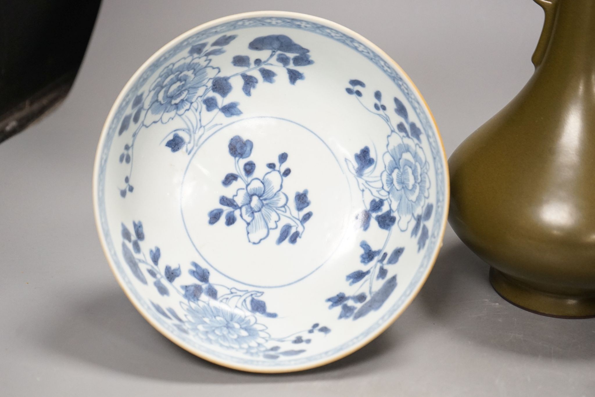 A pair of Chinese Nanking Cargo bowls and a teadust glazed vase, 21cm
